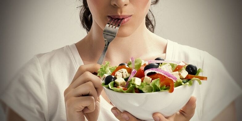 Fata mănâncă corect pentru a evita problemele cu excesul de greutate