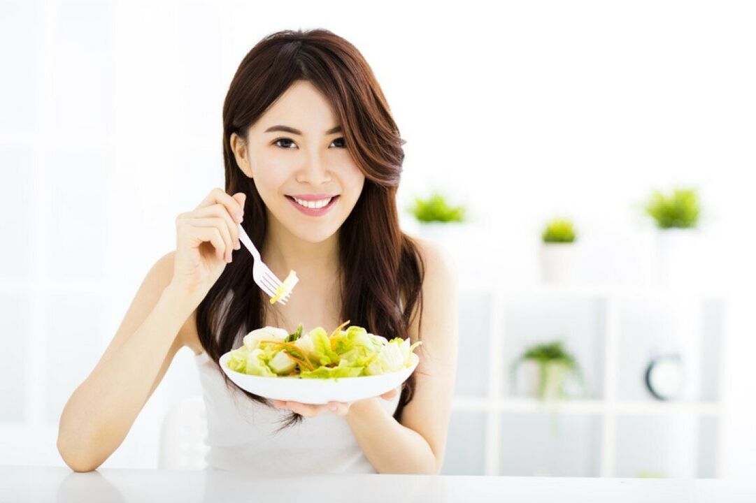 Femeia japoneză mănâncă o salată